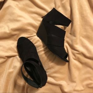 Maurices Black Nikki mesh wedge size 8